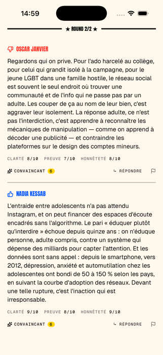 Un round de débat avec deux arguments notés en clarté, preuve et honnêteté